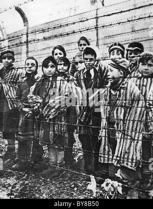 CAMP DE CONCENTRATION D'AUSCHWITZ Les enfants photographiés par les Russes qui ont libéré le camp en janvier 1945 Banque D'Images