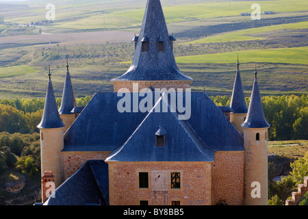 Segovia, Ségovie, Province de l'Espagne. Les clochers de l'Alcazar avec vue sur campagne environnante. Banque D'Images