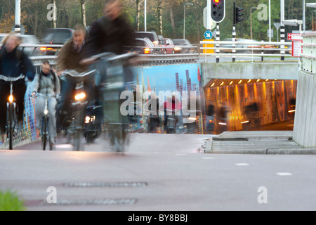 Zaandam, Hollande. Ce que l'on appelle Pixel Poort Location Tunnel avec la navette entre cyclistes et Amsterdam Zaandam. Aux Pays-Bas. Banque D'Images