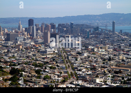 Vue de la ville et de la rue du marché à partir de Twin Peaks dans la région de San Francisco, Californie, USA. Banque D'Images