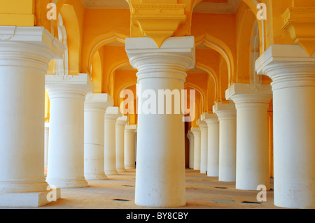 Rangées de colonnes dans le Palais Thirumalai Nayak de Madurai, Inde Banque D'Images