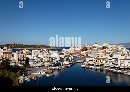 Vue sur port, lac de Voulismeni, Agios Nikolaos, Lassithi, Crète, Grèce Banque D'Images