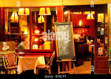 Une ambiance bistrot parisien dans la nuit Banque D'Images