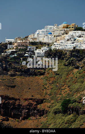 Imerovigli un petit village surplombant la caldera sur l'île grecque de Santorin dans la mer Égée. Banque D'Images