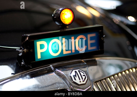 Lakeland Motor Museum, à Backbarrow, Cumbria, Royaume-Uni, montrant un MG Voiture de police sign Banque D'Images