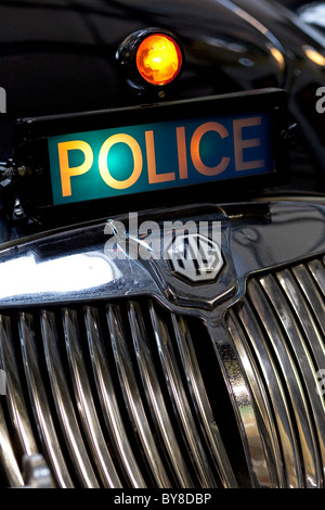 Lakeland Motor Museum, à Backbarrow, Cumbria, Royaume-Uni, montrant un MG Voiture de police signe. Banque D'Images