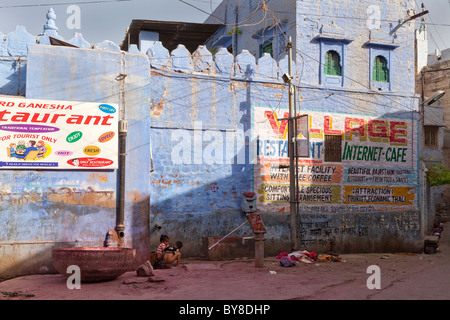 L'Inde, Rajasthan, Jodhpur, les jeunes enfants déféquer dans l'eau de la rue gully Banque D'Images