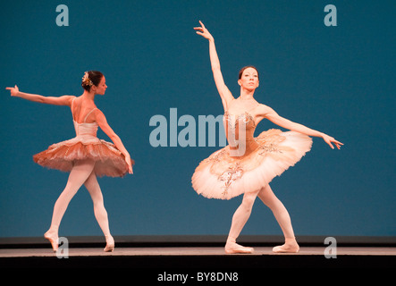 Les membres du Mariinsky Ballet effectuer 'Hommage à Balanchine' à la Royal Opera House Banque D'Images