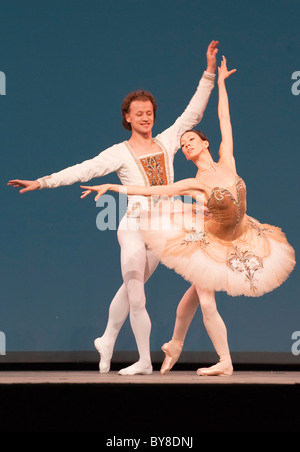 Les membres du Mariinsky Ballet effectuer 'Hommage à Balanchine' à la Royal Opera House Banque D'Images