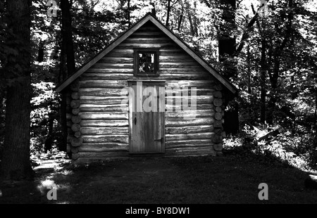 Une petite maison dans les bois est une partie de l'Bailly Homestead en Indiana Dunes National Park en noir et blanc Banque D'Images