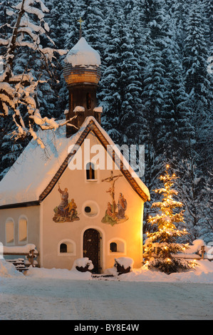 Arbre de Noël illuminé avec chapelle en Haute-Bavière, Allemagne Banque D'Images