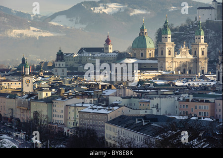 Ville Salzbourg en Autriche au jour de Noël froid Banque D'Images