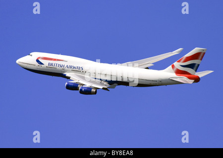 British Airways Boeing 747 jumbo jet escalade après son décollage de l'aéroport London Heathrow Banque D'Images