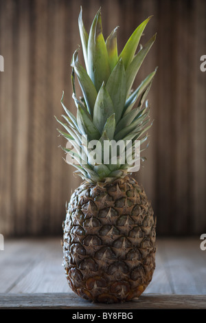 L'ananas sur une surface en bois rustique Banque D'Images