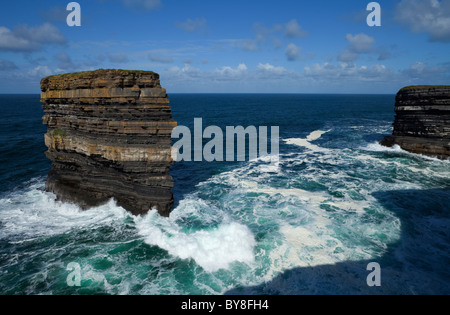 Doonbrisyty pile la mer au large des falaises de Downpatrick Head, dans le comté de Mayo, Irlande Banque D'Images