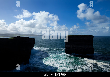 Doonbrisyty pile la mer au large des falaises de Downpatrick Head, dans le comté de Mayo, Irlande Banque D'Images