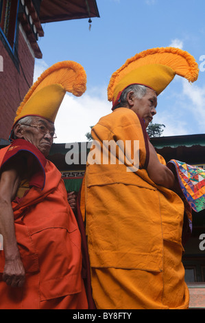 Chapeau jaune au moines Mani Rimdu Festival à Tengboche monastère dans la région de l'Everest Népal Banque D'Images