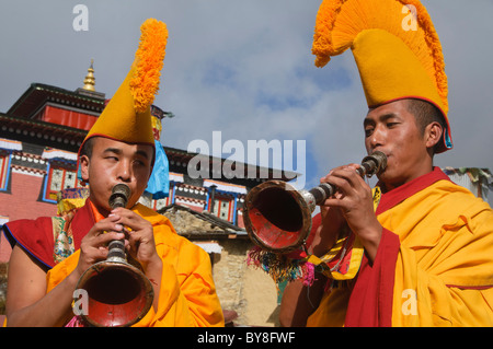 Chapeau jaune cornes au soufflage moines Mani Rimdu Festival à Tengboche monastère dans la région de l'Everest Népal Banque D'Images