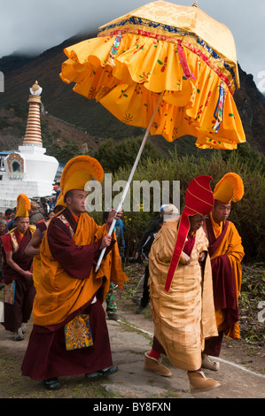 Chapeau jaune au moines Mani Rimdu Festival à Tengboche monastère dans la région de l'Everest Népal Banque D'Images