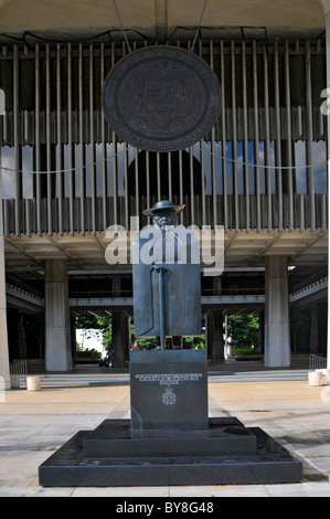 Statue du père Damien en face de State Capitol building Honolulu Oahu Hawaii Pacific Island Banque D'Images