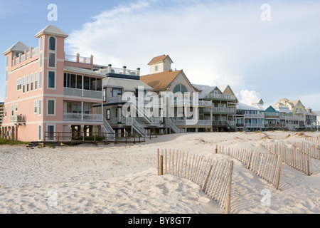 Une rangée de maisons de luxe plage Les dunes le long de la ligne Gulf Shores, Alabama côte. Banque D'Images