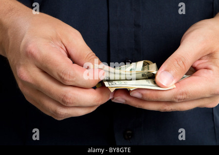 Close up de la main de l'homme comptant l'argent qu'il a fait. Banque D'Images