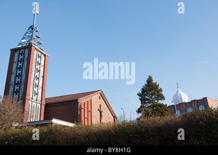 Une église se dresse à côté d'une mosquée à Coventry, West Midlands, Angleterre. Banque D'Images