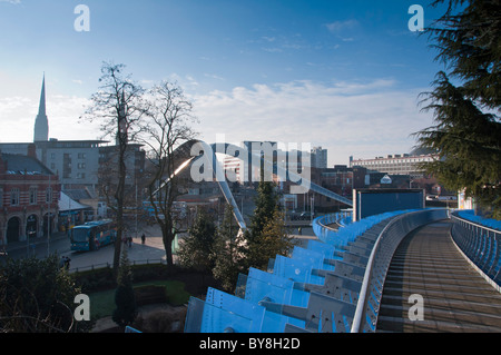 Ville de Coventry avec passage de Whittle sur place du millénaire et de la Cathédrale, vu depuis le pont de verre. West Midlands, Royaume-Uni. Banque D'Images