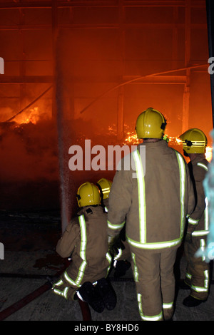 Les pompiers sur les lieux d'un incendie majeur dans le Kent Banque D'Images