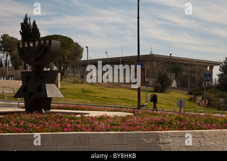 David's Menorah sculpture située en face de la Knesset à Jérusalem. Banque D'Images