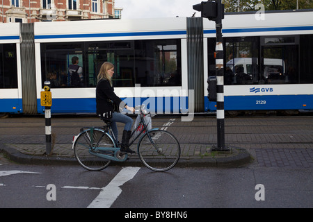 Girl, cycle et tram Banque D'Images