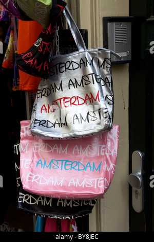 Les sacs pour la vente dans des magasins le long des rues d'Amsterdam Banque D'Images