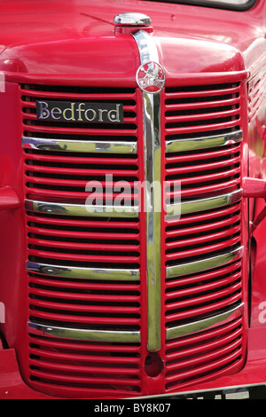 La grille avant d'un Bus Angleterre Bedford vintage rouge Banque D'Images