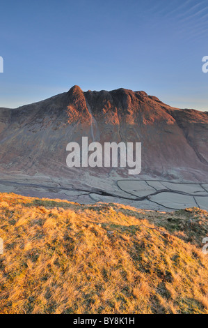La première lumière sur le Langdale Pikes dans le Lake District. Prises à partir de la bande sur Bowfell Banque D'Images