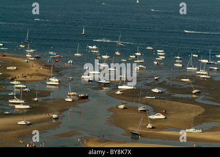 Bateaux amarrés à marée basse dans la baie d'Arcachon, Gironde, France. Banque D'Images