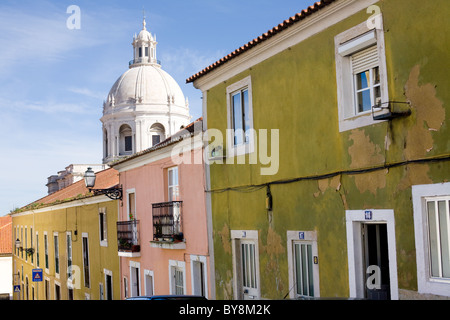 Église Santa Engracia aka Panthéon National, derrière les maisons anciennes dans Alfama, Lisbonne, Portugal Banque D'Images