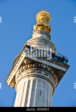 Les touristes sur plate-forme d'observation et de l'urne de cuivre Grand Incendie de Londres Angleterre Londres Monument Europe Banque D'Images