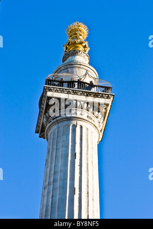 Les touristes sur le Grand Incendie de Londres Monument plate-forme d'observation au lait Lane Londres Angleterre Europe Banque D'Images