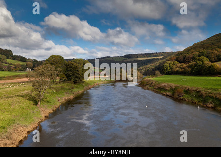 Les hommes LA PÊCHE DU SAUMON SUR LA RIVIÈRE WYE EN AMONT DE BIGSWEIR BRIDGE Pays de Galles Angleterre frontière. Banque D'Images