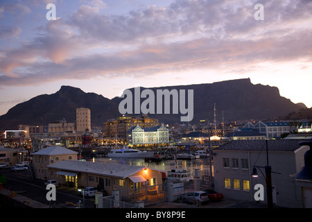 Dans la soirée au bord de l'eau à Cape Town Banque D'Images