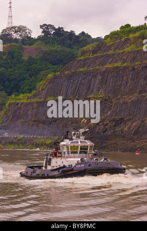 PANAMA - Remorqueur sur le Canal de Panama. Banque D'Images