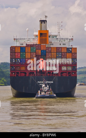 PANAMA - Hapag-Lloyd container ship remorqueur et le Canal de Panama. Banque D'Images