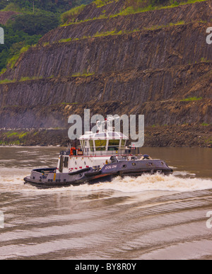 PANAMA - Remorqueur sur le Canal de Panama. Banque D'Images