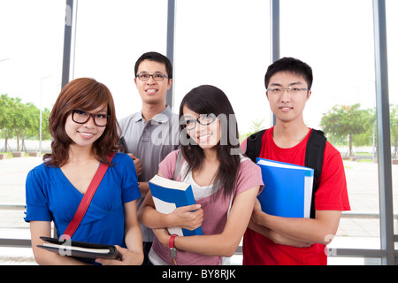 Young smiling students stand dans la salle de classe Banque D'Images