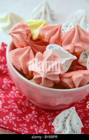 La meringue colorée beze cookies dans une tasse sur la table Banque D'Images