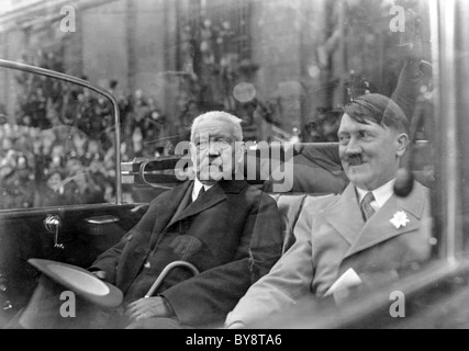 PAUL HIUNDENBURG Président allemand avec le chancelier Adolf Hitler le 1 mai 1933 Banque D'Images