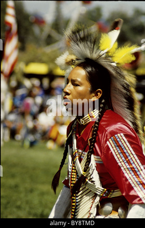 Une jeune danseuse avec tresses prépare à livrer concurrence sur le Pow-wow de Pine Ridge Banque D'Images