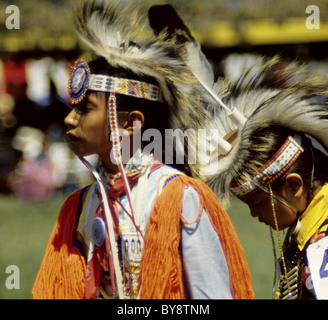 Une jeune danseuse est avec un ami à la réserve de Pine Ridge dans le Dakota du Sud de Pow Wow. Banque D'Images