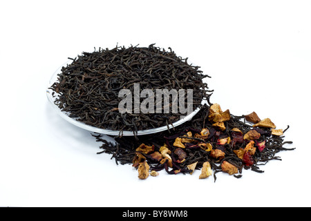 Feuilles de thé noir avec des fruits secs thé sur fond blanc Banque D'Images