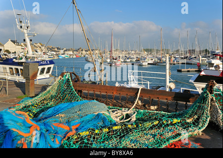 Filets de pêche colorés sur le port de Saint-Vaast-la-Hougue, Normandie, France Banque D'Images